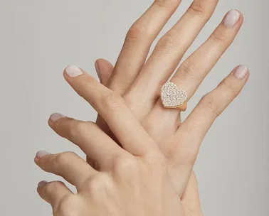 This caviar-inspired diamond setting delivers maximum sparkle