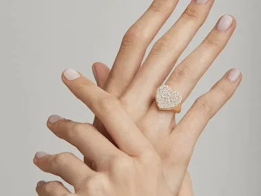 This caviar-inspired diamond setting delivers maximum sparkle