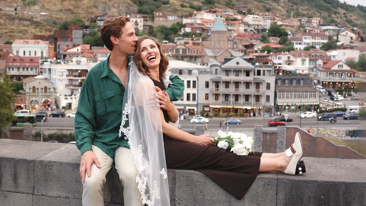 Kiwi journalist Isobel Ewing and Cael Geier tie the knot abroad