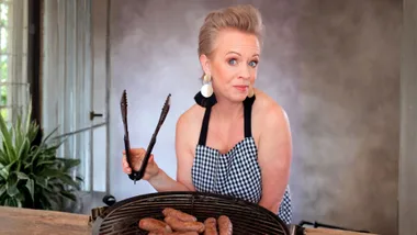 Kiwi comedian Harriet Moir fights back after nearly losing her voice