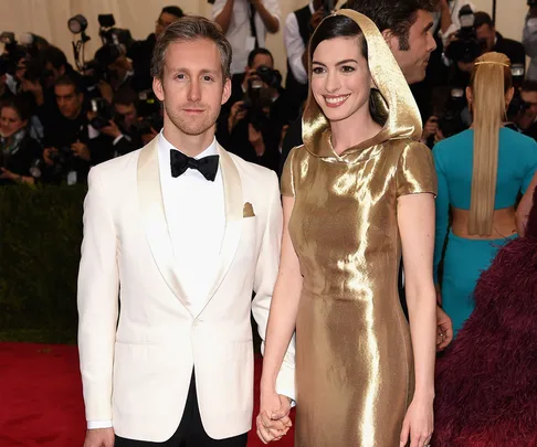 Anne Hathaway, Adam Shulman