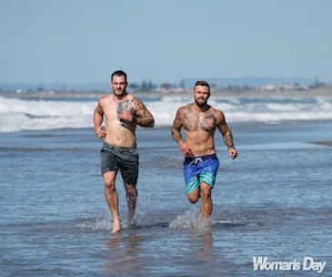 The Block goes Baywatch! Dylz and Dyls cool off