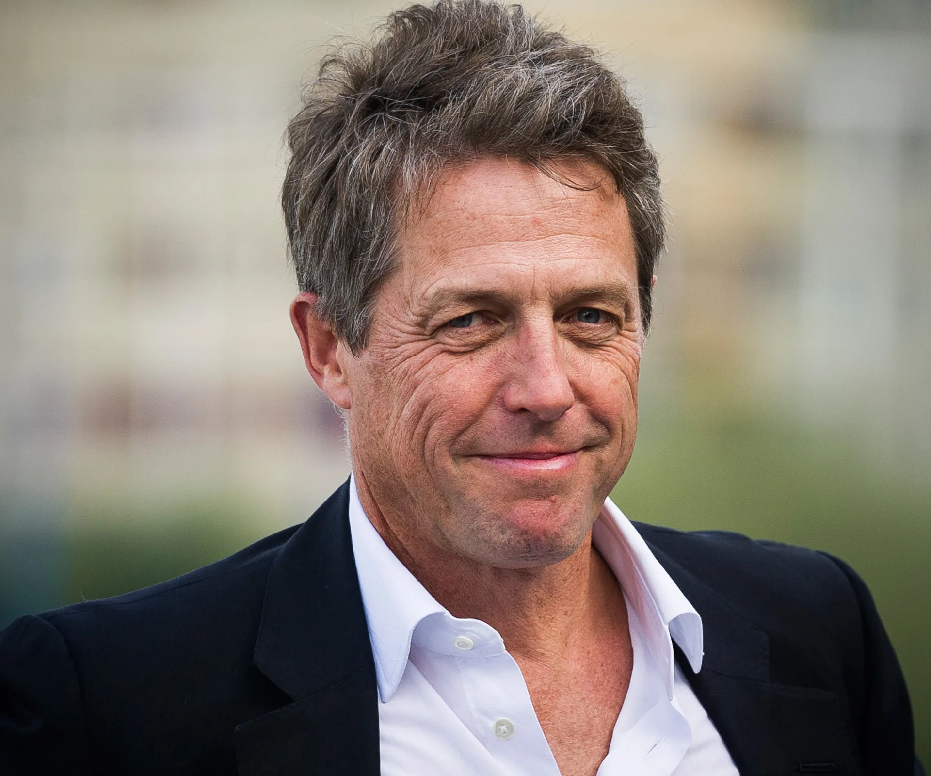 Hugh Grant, Margot Robbie, Ryan Gosling and more read mean tweets