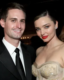 Miranda Kerr shows off her wedding ring