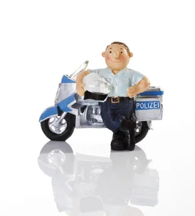 Police officer buys nappies for shoplifting mum