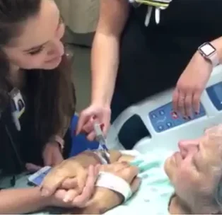 Video of nurse singing dying woman her favourite song goes viral