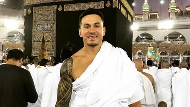 Sonny Bill Williams makes pilgrimage to holy Islamic site