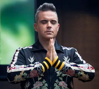 Robbie Williams makes a birthday wish in Auckland