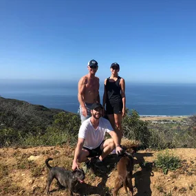 The internet is going crazy over Liam and Chris Hemsworth’s dad