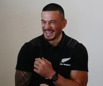Sonny Bill Williams breaks into song after knee surgery and his fans are loving it