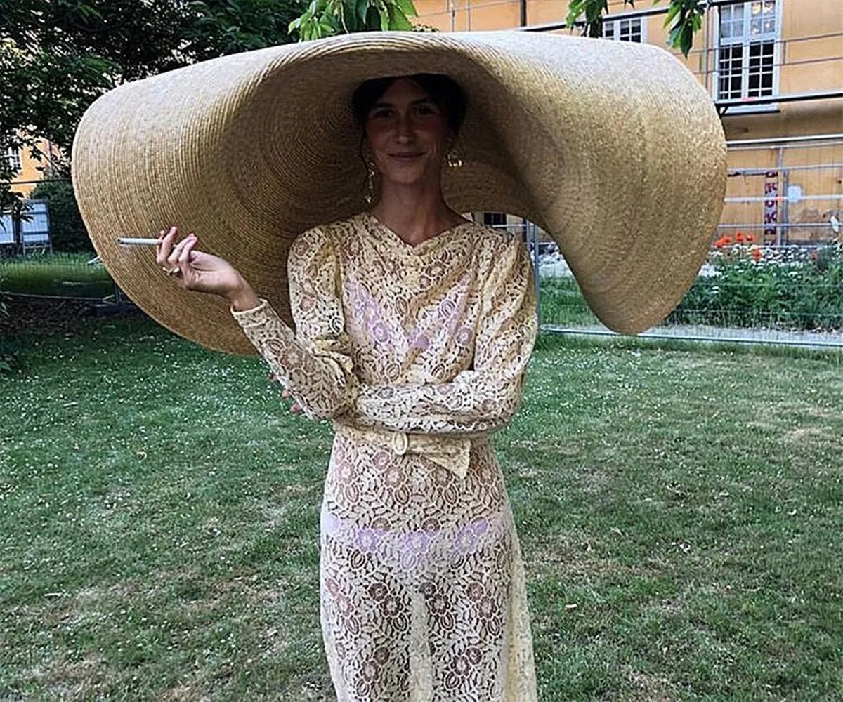 Danish bride swaps veil for a giant hat and the effect is spectacular!