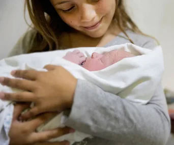 Should you let your older children be present when you give birth? One mum asked and everyone had an opinion