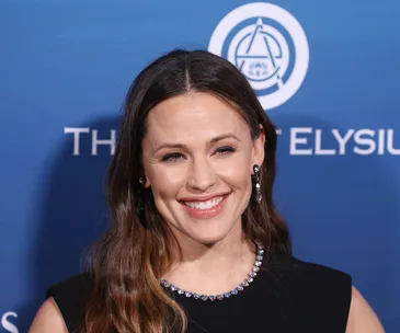 Keeping it real: Jennifer Garner charms us all by showing off her ripped underwear, junk drawer and ‘carrot pants’