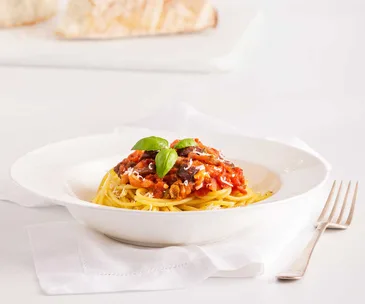 Quick and classic dishes with New World: Spaghetti with Puttanesca Sauce and Thai Green Chicken Curry