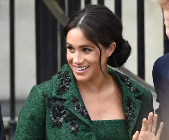 meghan markle waving at canada house