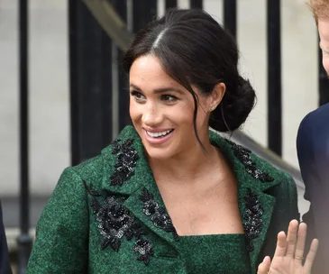 meghan markle waving at canada house