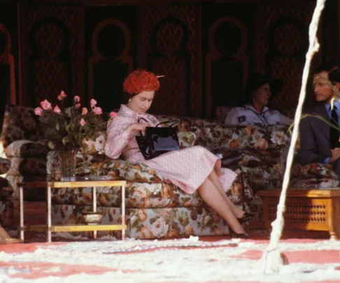 queen elizabeth looking in her handbag marrakech