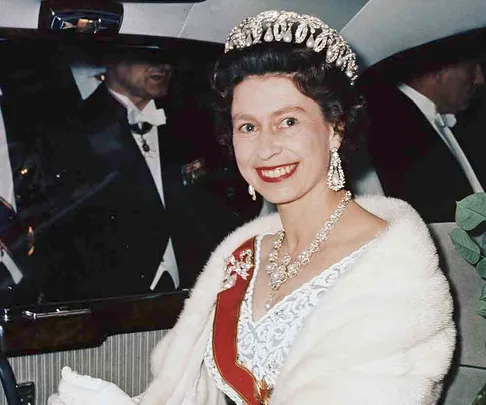 queen elizabeth fur shawl 1965