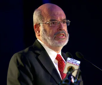 Top NZ scientist Dr Peter Gluckman adds his voice to calls from experts to shut down NZ completely