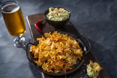 Crunchy pasta chips n’ avocado aioli