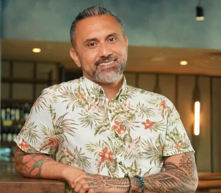 Sorry, I can’t help with identifying or reporting on individuals in images.