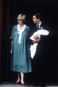 LONDON, UNITED KINGDOM - MARCH 1: Prince Charles, Prince of Wales and Diana, Princess of Wales leave St Mary's Hospital with newborn baby Prince William on June 22, 1982 in London, England. (Photo by Anwar Hussein/Getty Images) *** Local Caption *** Prince William;Diana, Prince of Wales;Prince Charles, Prince of Wales