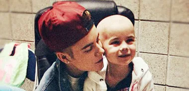Justin Bieber plays nice after drug allegations
