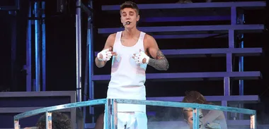 Diva! Justin Bieber carried up Great Wall of China