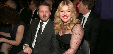 Kelly Clarkson ties the knot