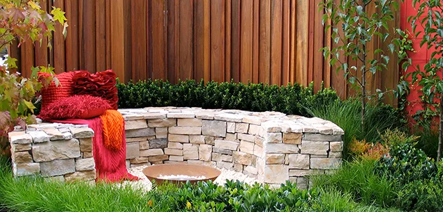 Garden-courtyard_edge-grasses