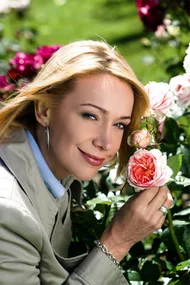 Ali Mau comes up roses