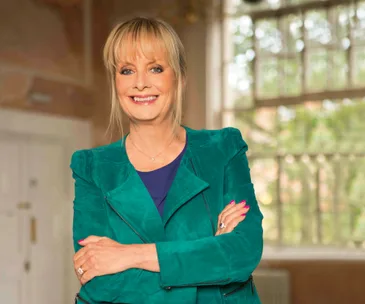 Iconic British beauty Twiggy goes in search of some buried history.