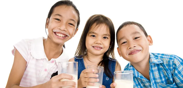 Children drinkingmilk