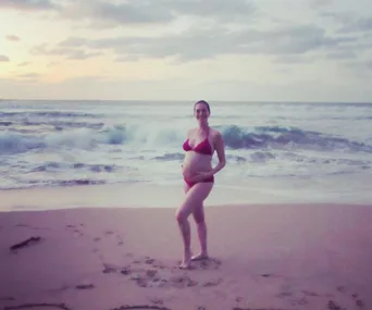 Anne Hathaway embraces pregnancy with bikini photo