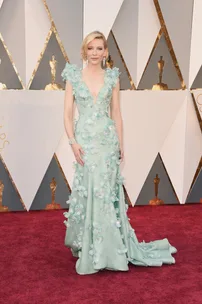 Stars shine on Oscars red carpet