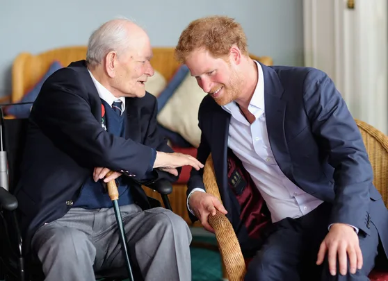 Prince Harry forgets tie