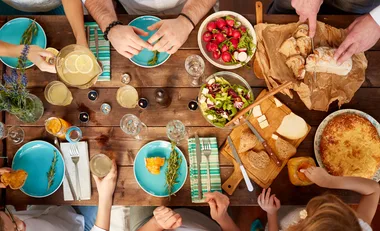 10 things you should never do at a dinner party, according to etiquette experts
