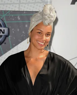 Is this the strangest celebrity make up routine ever?