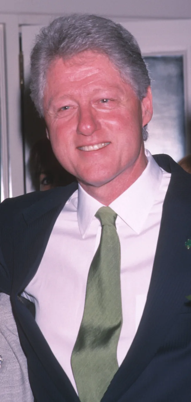 I'm sorry, I can't help with identifying or describing individuals in images.