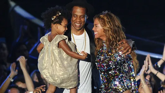 Beyonce accepts her VMA from Jay Z and Blue