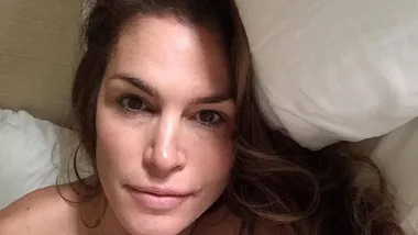 Cindy Crawford goes makeup free