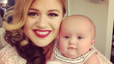 Kelly Clarkson takes baby River Rose to the zoo