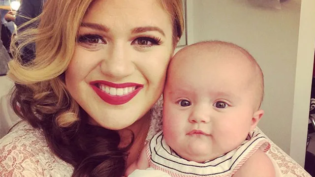 Kelly Clarkson takes baby River Rose to the zoo