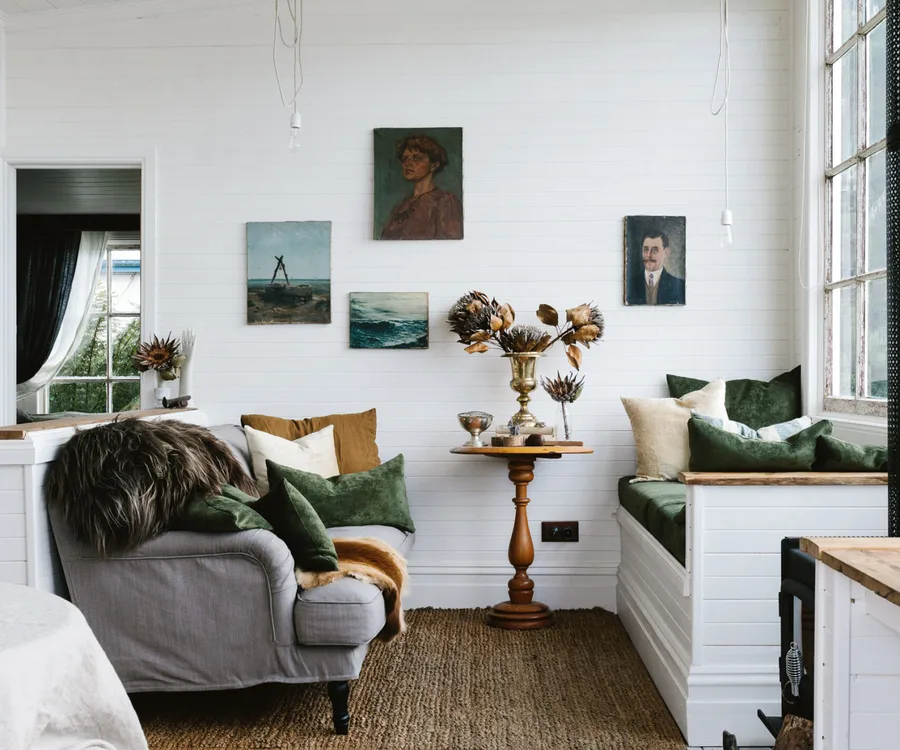 A seaside living room with country style