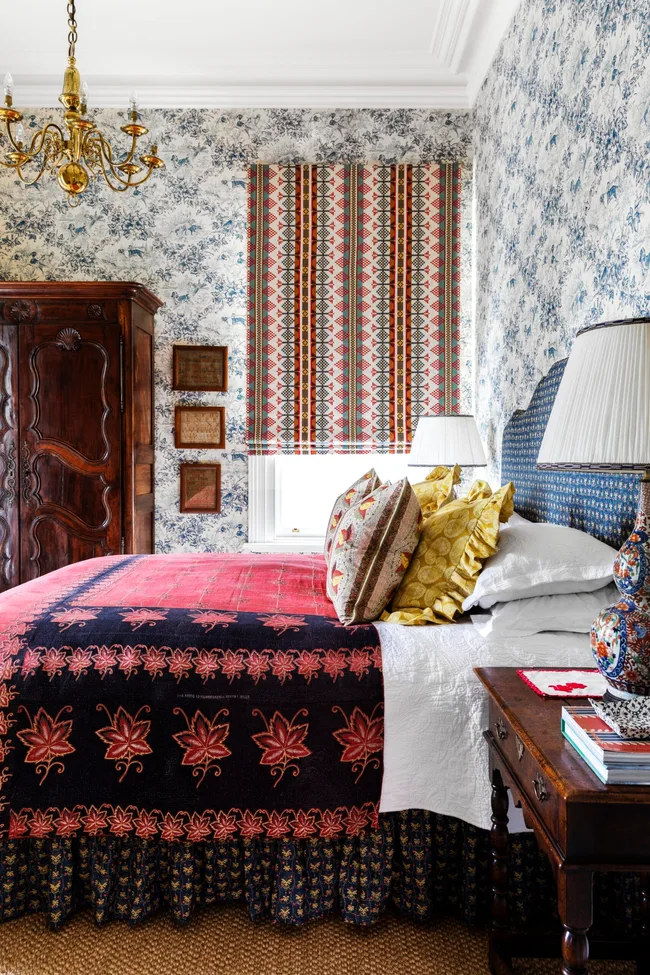 anna-spiro-wallpaper-bedroom-maximalist