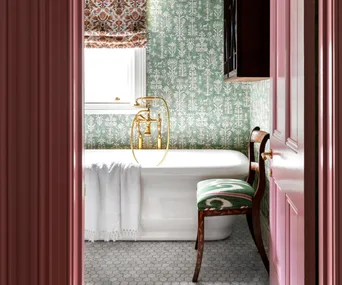 anna-spiro-wallpapered-bathroom-english-style