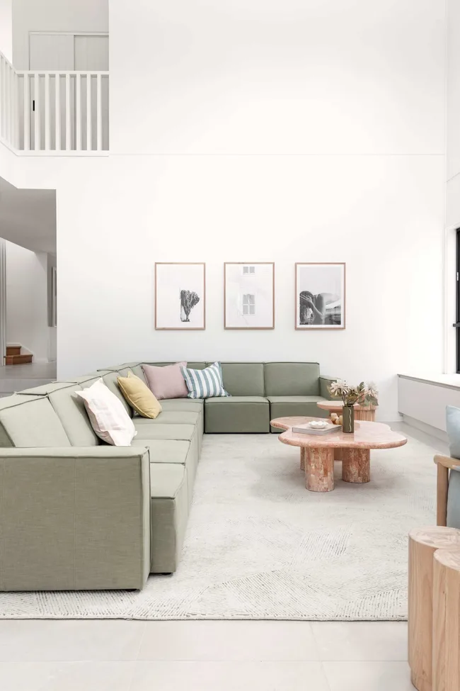 uma-on-werri-coastal-style-home-living-room