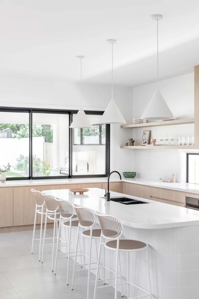 uma-on-werri-coastal-style-home-white-kitchen