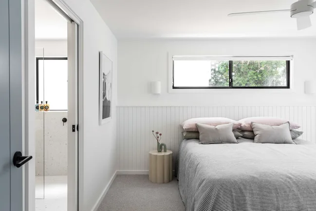 uma-on-werri-coastal-style-home-bedroom-ensuite
