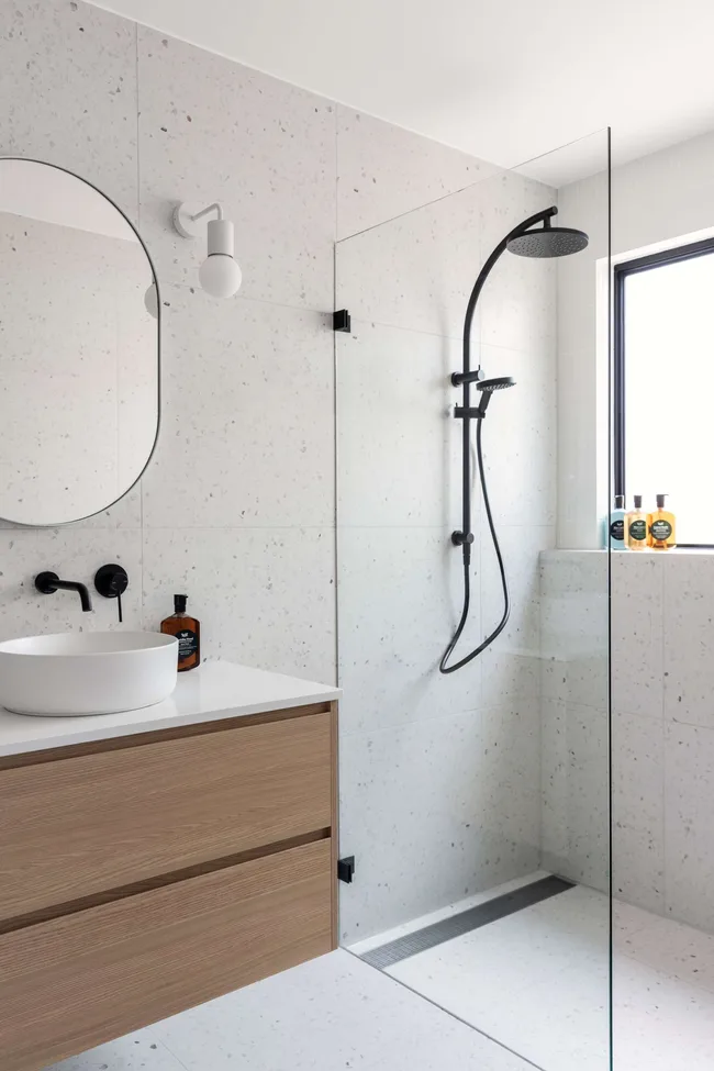 uma-on-werri-coastal-style-home-bathroom